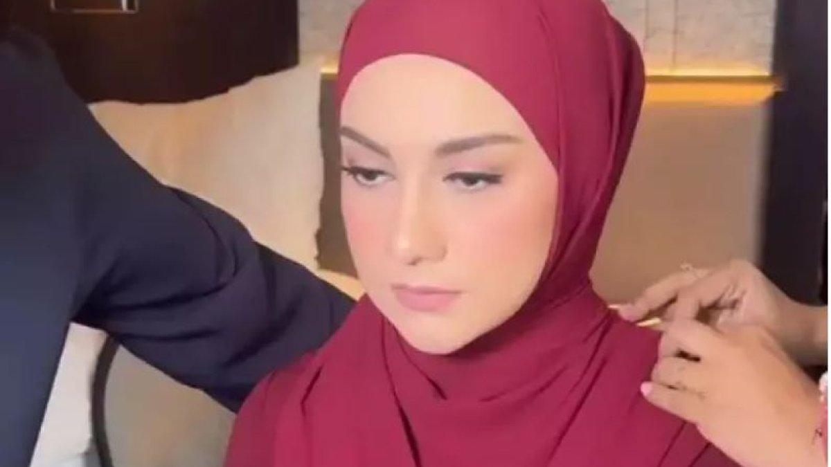 Irish Bella tampil mempesona dengan outfit merah cerah. 