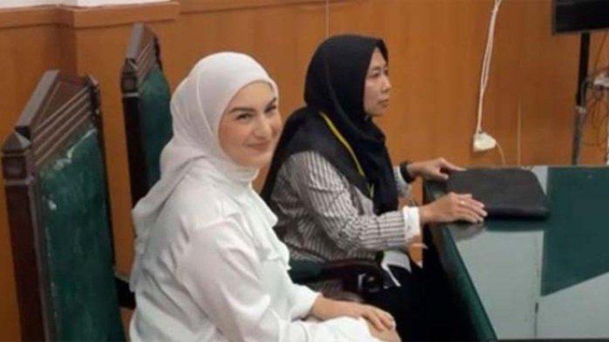 Irish Bella tersenyum saat hadiri sidang cerai kedua dengan Ammar Zoni