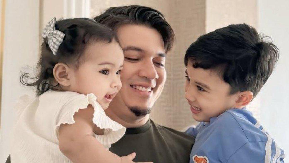 MOMONG HUMAIRA - Irwansyah menggendong Humaira dan Ukkasya yang dicapture 1 Februari 2025.