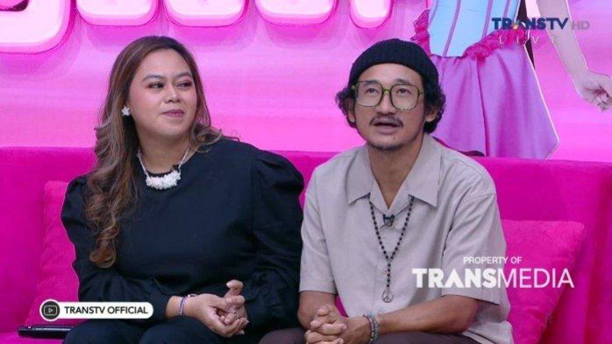 Isa Bajaj bantah bangkrut karena memilih pindah ke kampung halamannya di Magetan dan buka warung makan.