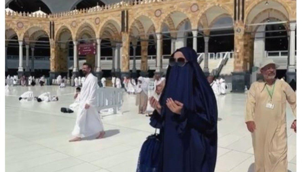 Isa Zega banyak membagikan momennya ketika beribadah umroh di sosial medianya.
