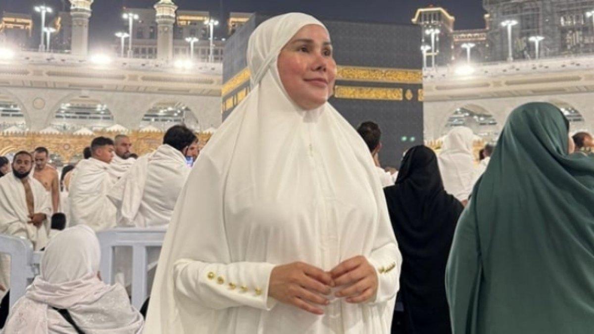 Isa Zega dikecam gegara umrah pakai hijab