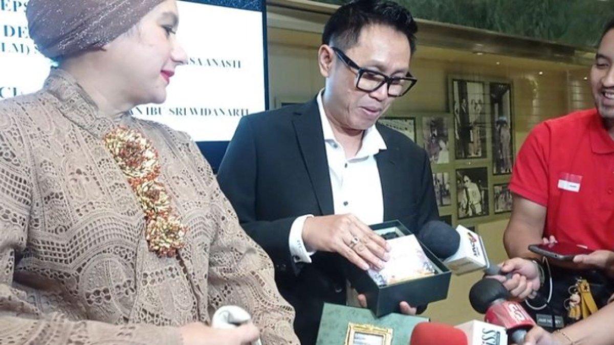 Isi souvenir pernikahan Chand Kelvin dan Dea Sahirah
