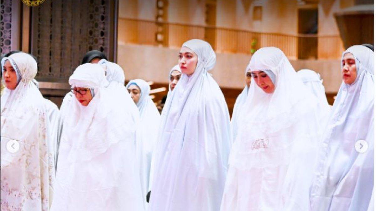 SELVI ANANDA BERBURU TAKJIL - Istri Gibran Rakabuming ini hanya memakai lip stain merah pada bibirnya semakin menambah pesona dan kecantikannya.