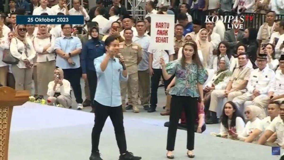 Istri bacawapres KIM, Gibran, yaitu Selvi Ananda naik ke atas panggung di Indonesia Arena GBK, Jakarta, Rabu (25/10/2023) pagi.