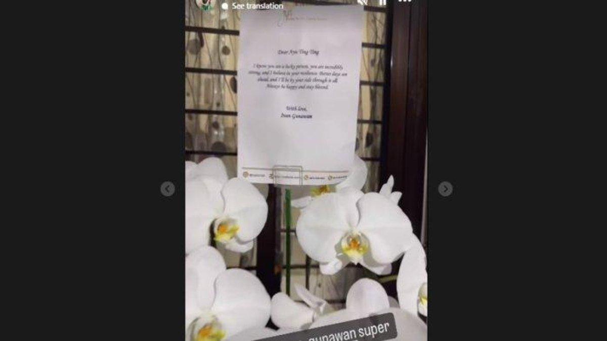 Ivan Gunawan kirim bunga ke Ayu Ting Ting