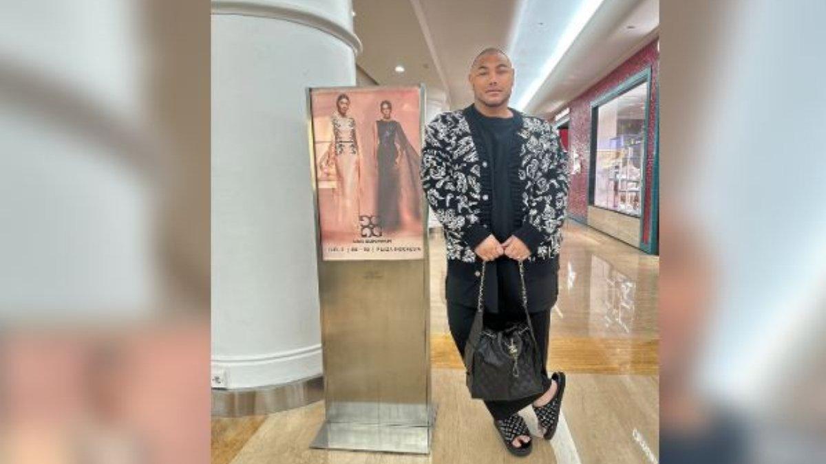 POTRET IVAN GUNAWAN BOTAK - Ivan Gunawan tampil di sebuah pusat perbelanjaan dengan outfit dominan hitam yang dihiasi blazer motif floral putih yang mewah dan berani. 