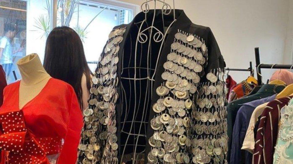 LELANG BAJU ARTIS - Iyeth Bustami ikut memeriahkan acara lelang baju artis bertajuk PKB Ecogen di kawasan Blok M, Jakarta Selatan, Sabtu (12/7/2025).