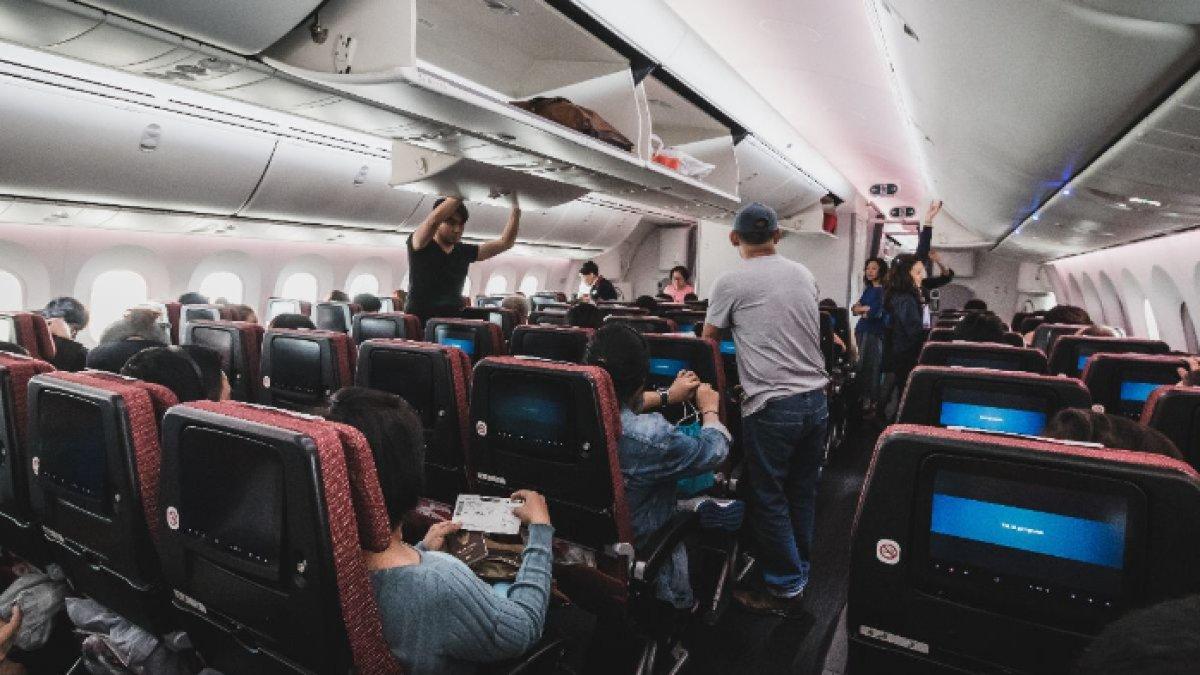 Izin sakit demi liburan, karyawan ini syok malah satu pesawat dengan bosnya