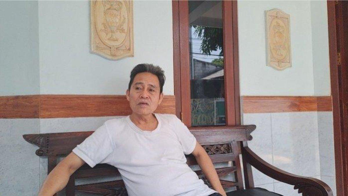 Jakri, Ketua RT 07 RW 03 Duri Kosambi, Cengkareng, Jakarta Barat saat berbincang dengan wartawan Warta Kota. Senin (30/10/2023). Pria berinisial GR (44) yang tewas ditembak di bagian kepala di Kavling Rawa Bambu Bulak, Jalan Melati 3, RT 05 RW 09 Kelurahan Kalibaru, Kecamatan Medan Satria, Bekasi, rupanya ber-KTP Cengkareng, Jakarta Barat. GR disebut-sebut tinggal di kawasan RT 07 RW 03 Duri Kosambi, Cengkareng, Jakarta Barat.
