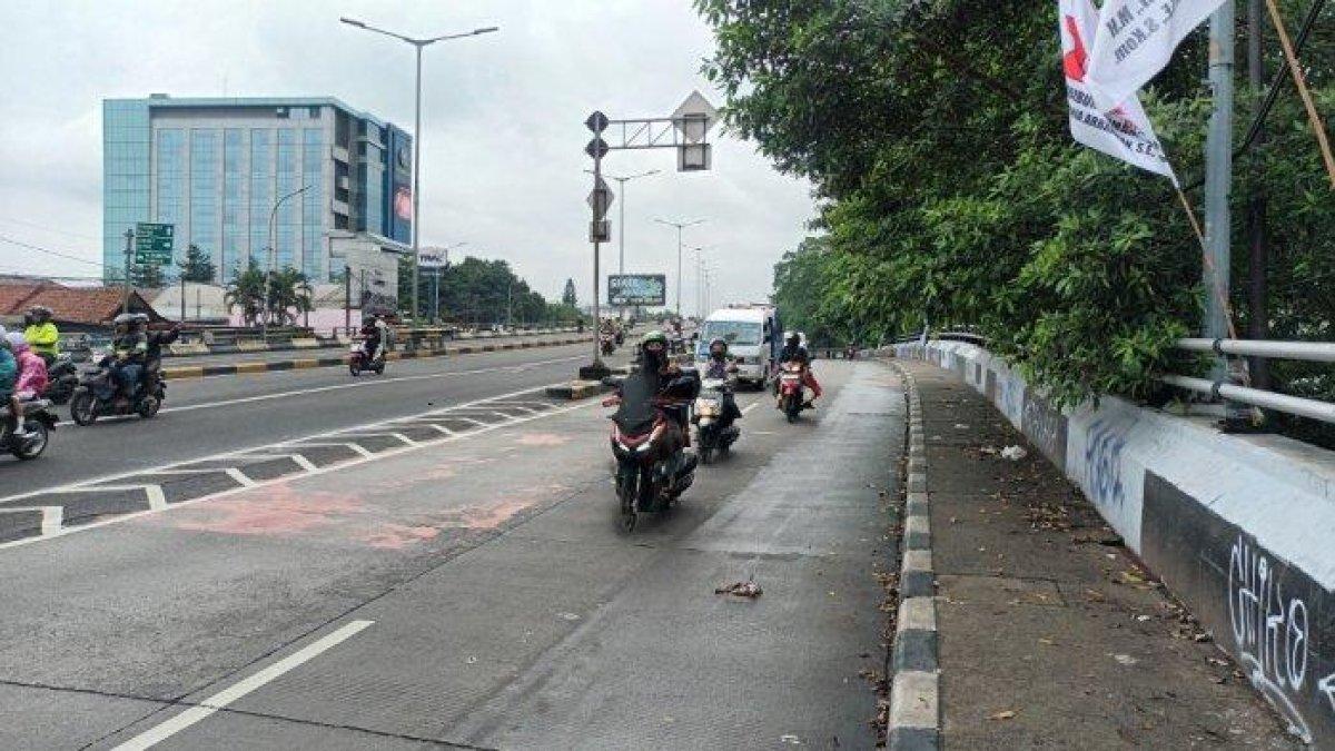Jalan Raya Bogor di bawah Flyover Pasar Rebo lokasi tawuran dua kelompok remaja bersenjata tajam, Ciracas, Jakarta Timur, Senin (29/1/2024).