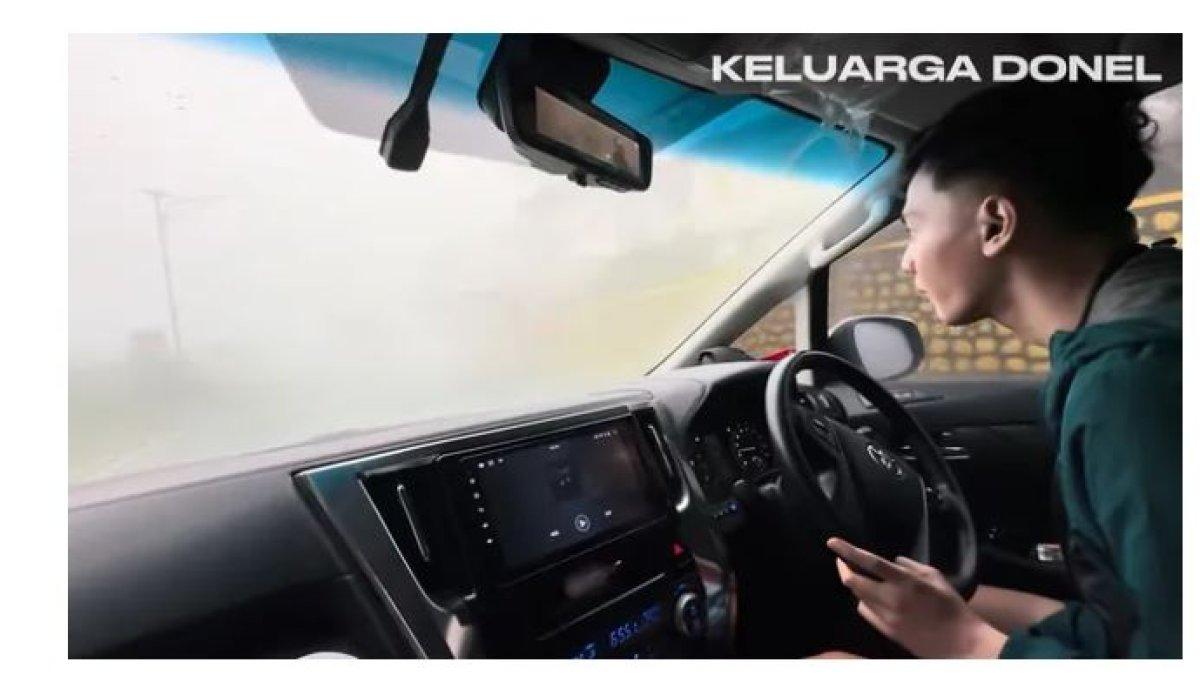 LIBURAN MERAKYAT NELLA KHARISMA - Jalanan berkabut dan berkelok-kelok memaksa Dory Harsa untuk mengemudi dengan ekstra hati-hati. 