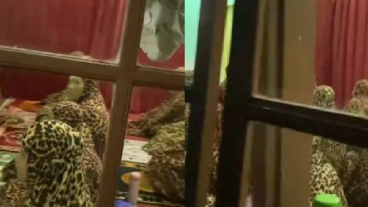 Jamaah wanita pakai mukena motif macan