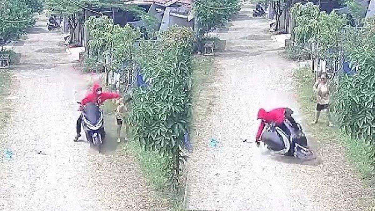Jambret jatuh tersungkur sendiri di depan korbannya