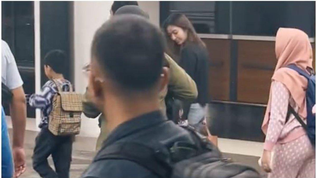 TAS MAHAL JAN ETHES - Jan Ethes memakai tas model Burberry Check Backpack warna Archive Beige seharga Rp 16 juta.