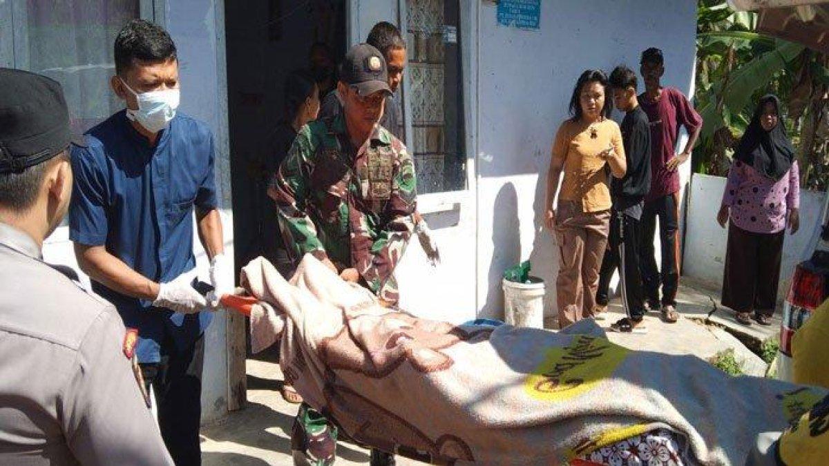 Jasad Risma Fatmawati (18) saat di evakuasi pihak kepolisian dan Babinkamtibmas Kundur ke RSUD Tanjungbatu, Kepulauan Riau, Minggu (5/5/2024)