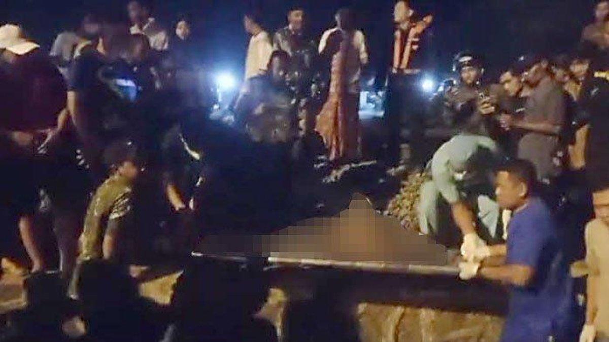 Jasad pria misterius dievakuasi petugas dari TKP Desa Kebonsari, Kecamatan Sukodadi, Lamongan, Sabtu (5/8/2023) malam.