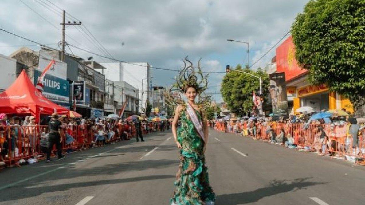 Jebolan Putri Indonesia Internasional tahun 2024 bernama Sophie Kirana