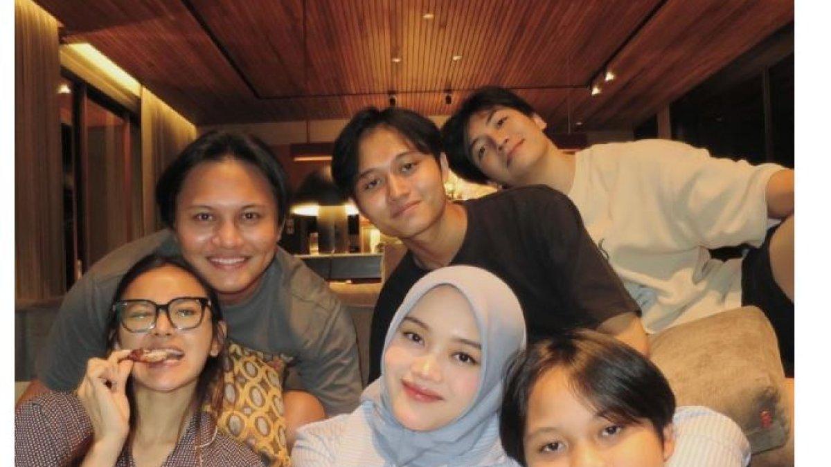 Jeffry Reksa juga terlihat akrab dengan Mahalini, istri dari Rizky Febian.