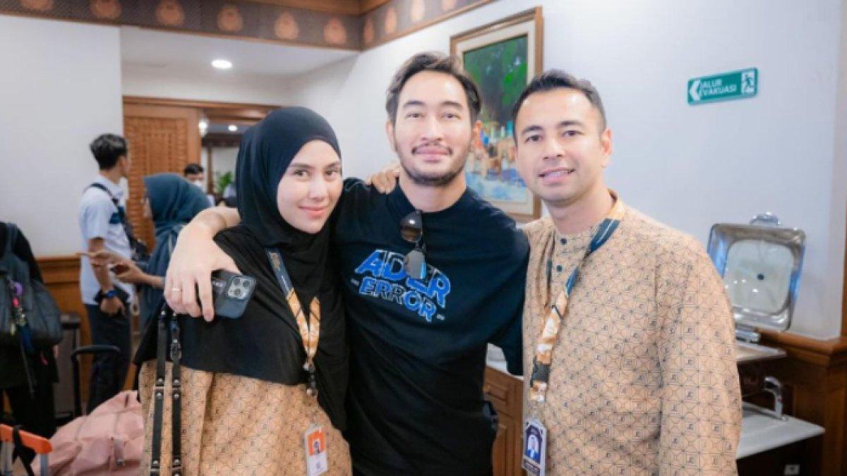Jeje Govinda mengantar Syahnaz Sadiqah naik haji