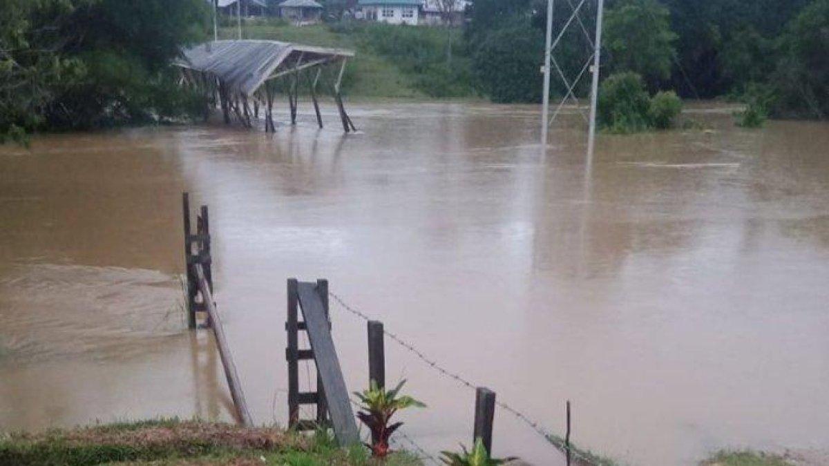 Jembatan Long Umung Krayan Timur di Nunukan, Kalimantan Utara, tergenang banjir. Intensitas hujan lebat sepekan terakhir merendam sejumlah wilayah perbatasan RI - Malaysia dan menjadi kendala dalam pemulangan jenazah bayi Gelin yang harus diseberangkan menggunakan drum yang dilubangi