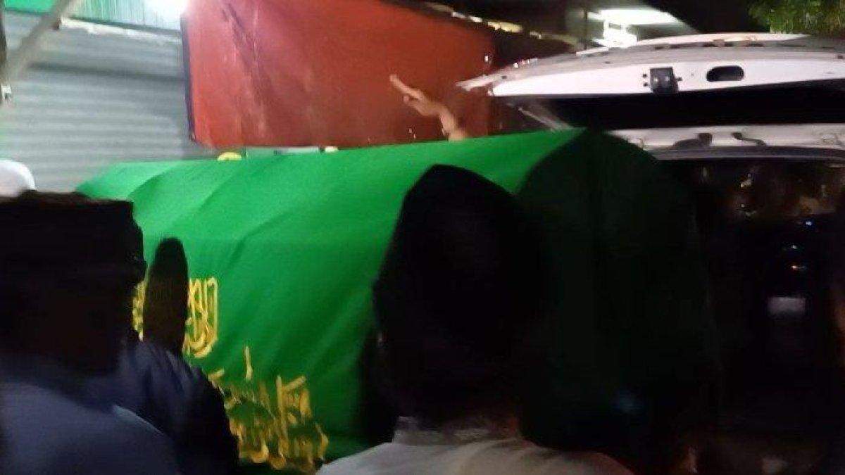 Jenazah R (13), siswi yang tewas karena jatuh dari lantai 4 gedung sekolah dasar (SD) di bilangan Pesanggrahan, Jakarta Selatan, tiba di rumah duka pada Selasa (26/9/2023).