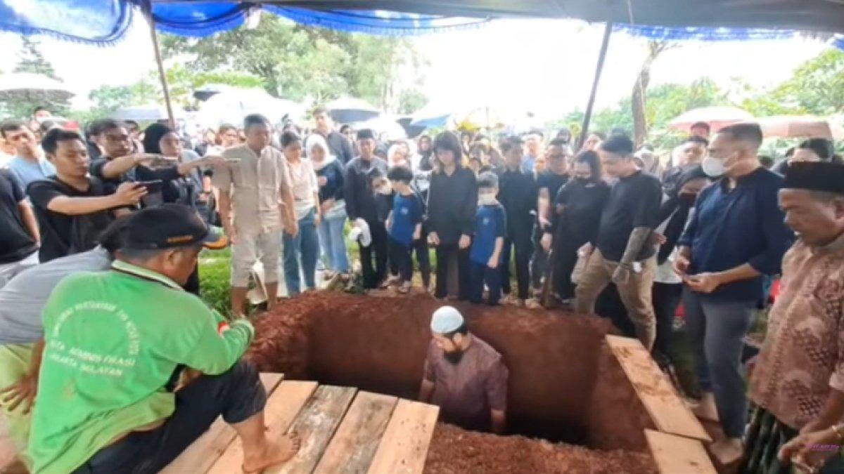 Jenazah Stevie tidak diadzankan