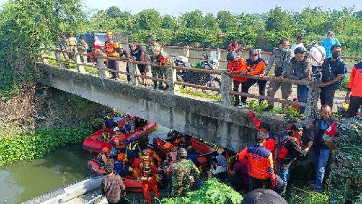 Jenazah balita berusia 3,5 tahun yang hanyut di selokan kawasan Babatan Surabaya akhirnya ditemukan, Jumat sore (27/12/2024). Setelah melakukan proses pencairan selama 4 hari, korban ditemukan di sela eceng gondok Kali Makmur.