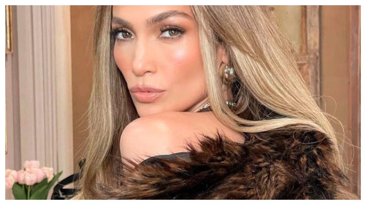 JENIFER LOPES TAMPIL MEMUKAU DENGAN GAUN BALAS DENDAMNYA - Jennifer Lopez memancarkan aura percaya diri dengan “Gaun Balas Dendam”, tampil berani dan elegan sebagai simbol kekuatan dan ketangguhan sejati!
