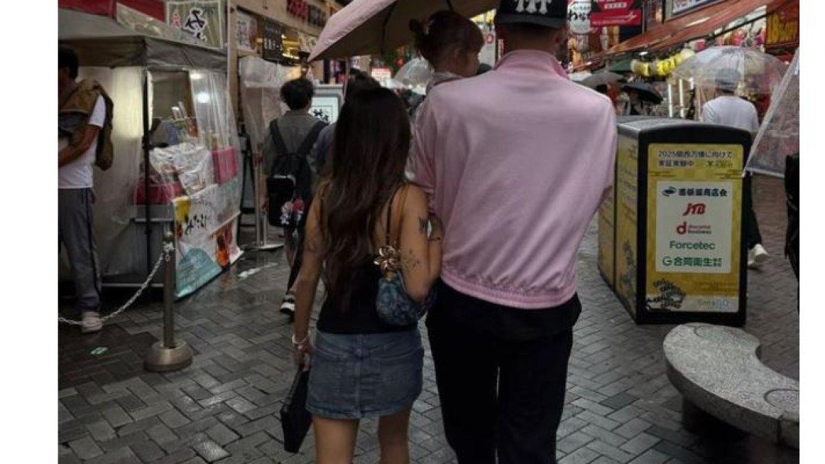 KENCAN ROMANTIS JENNIFER COPPEN DAN JUSTIN HUBNER - Jennifer Coppen membagikan potret candid Justin Hubner yang tengah menggendong Kamari sambil memegang payung. 