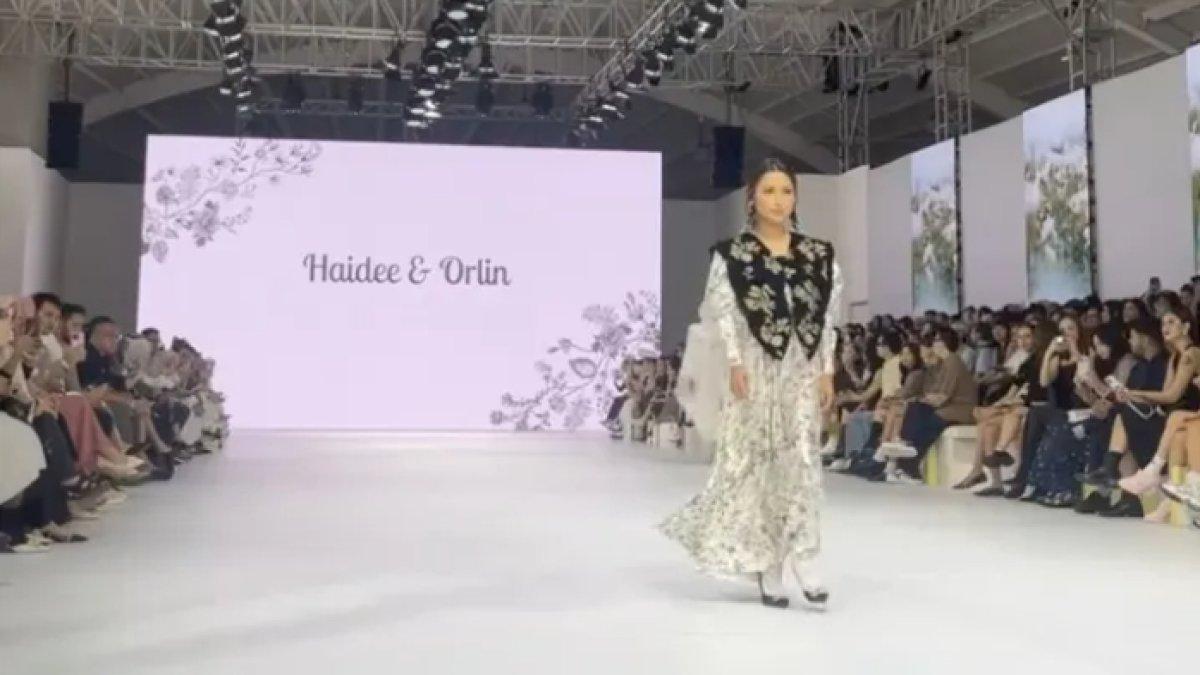 Jennifer Coppen tampil memukau saat melenggang di atas catwalk, mengenakan busana berkonsep klasik namun tetap modern.
