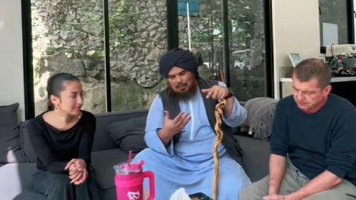 Jennifer Coppen nangis diajak umrah ustaz Derry Sulaiman