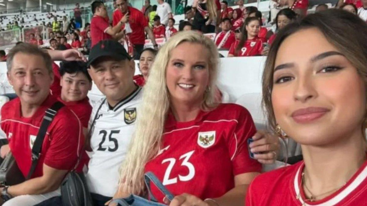 KEDEKATAN JENNIFER COPPEN BARENG JUSTIN HUBNER - Jennifer Coppen tampak duduk bersama orang tua Justin Hubner, pemain Timnas yang belakangan dikabarkan dekat dengannya.