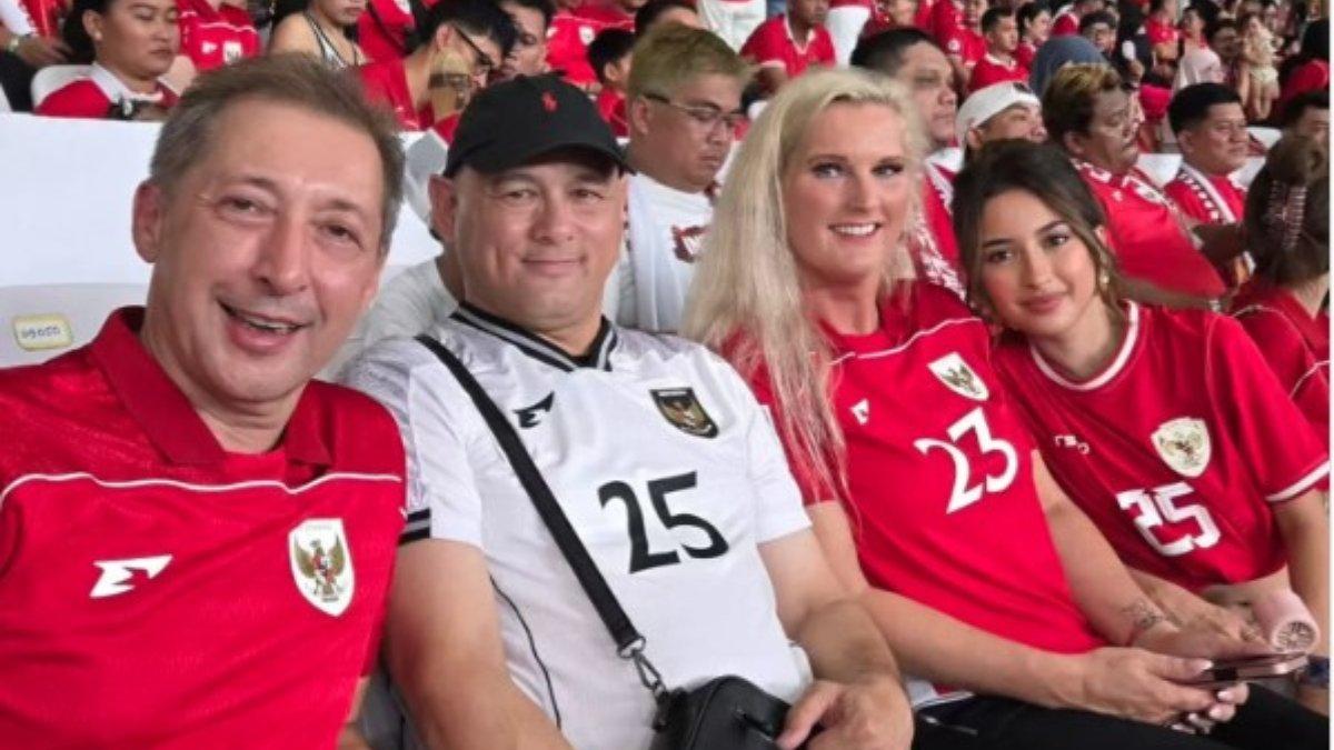 KEDEKATAN JENNIFER COPPEN BARENG JUSTIN HUBNER - Jennifer dan ayahnya duduk berdampingan dengan orang tua Justin Ferdinand Patrick Rudolf Hubner dan Brigitte Prophitus.