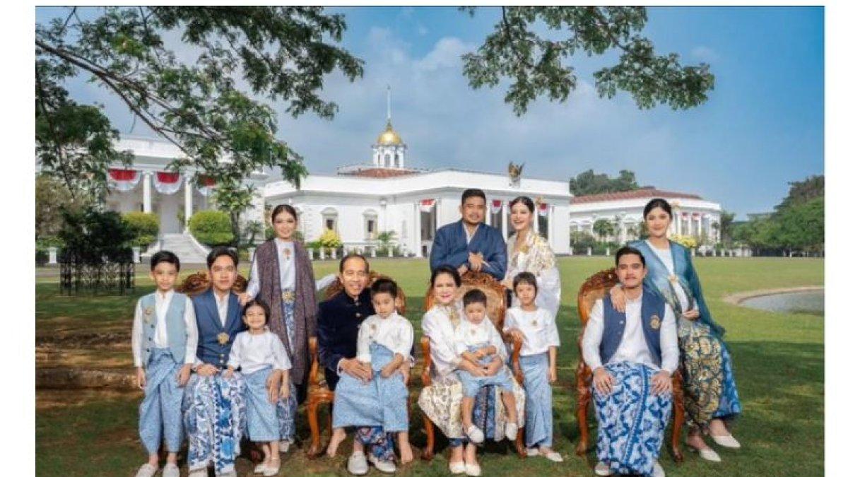KELUARGA JOKOWI PEMOTRETAN - Dalam sebuah foto yang diambil di halaman Istana Kepresidenan Bogor, Jawa Barat, Jokowi berpose bersama istri, anak-anak, menantu, serta cucu-cucunya. 