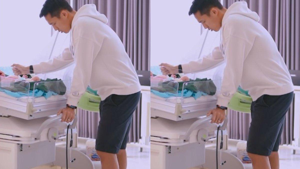 Jonathan Cristie saat doakan bayinya