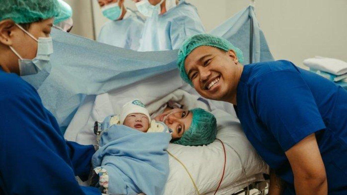 Joshua Suherman dan sang istri, Clairine Clay telah dikaruniai anak pertama.