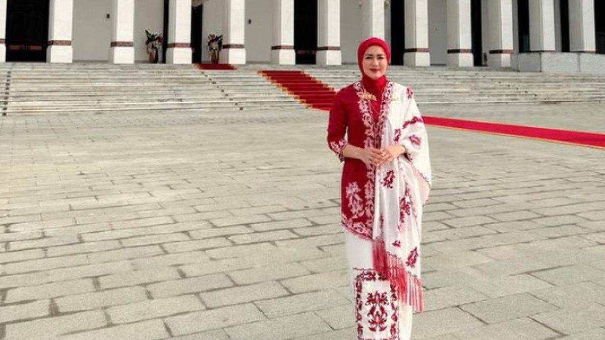 Juliana Maoechtar, istri komandan upacara Letkol Nur Wahyudi
