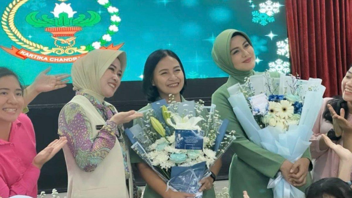 Juliana Moechtar banjir ucapan selamat dan diberi bucket bunga cantik di momen pelantikannya