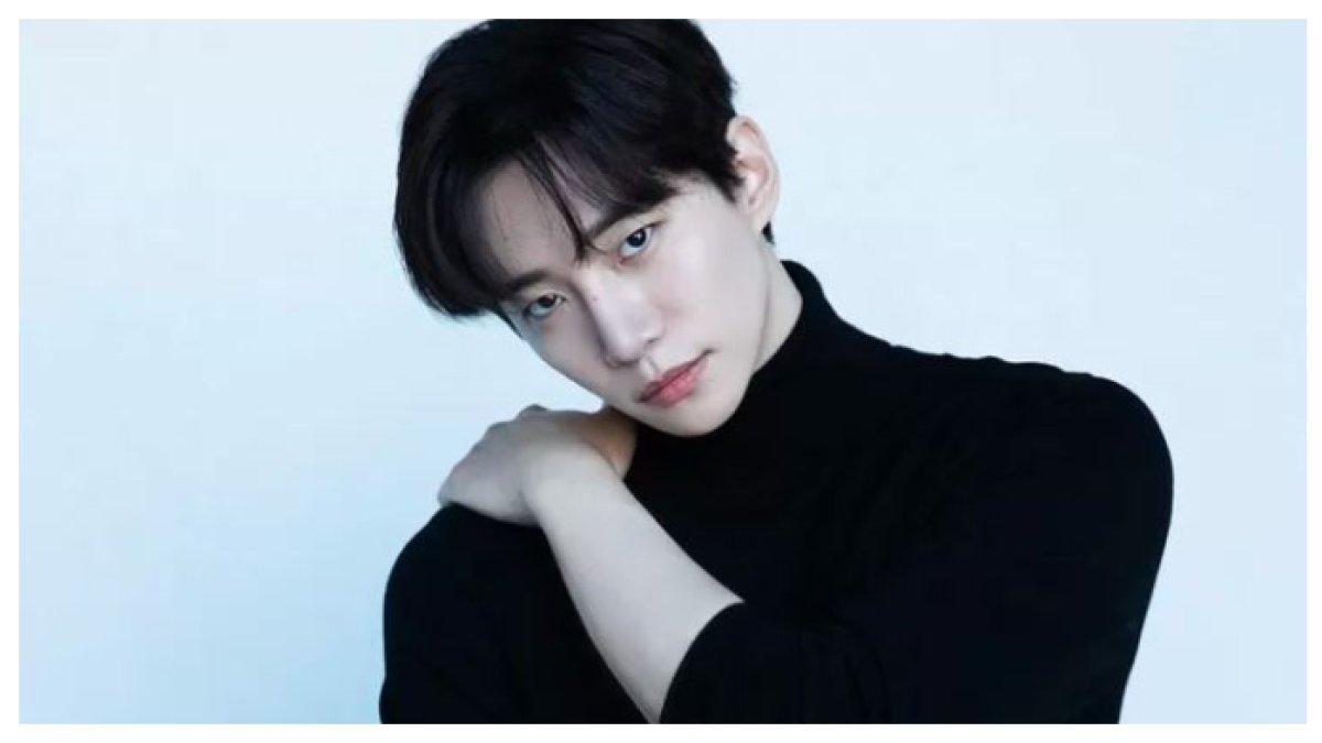 JUNHO 2PM TINGGALKAN JYP ENTERTAIMENT - Setelah 17 tahun bersama, Junho 2PM resmi berpisah dari JYP Entertainment. Apa langkah selanjutnya bagi sang idol dan aktor berbakat ini?