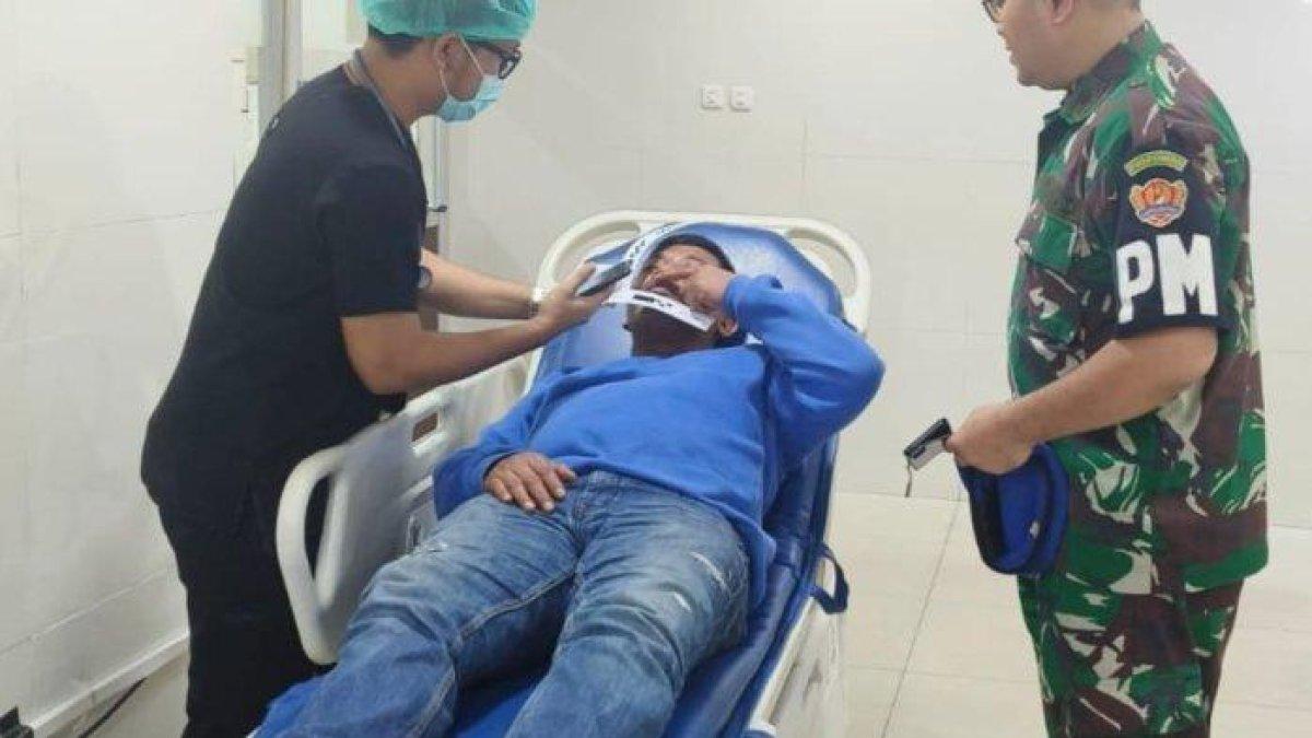 Juru parkir (jukir) di Foodcourt 88 Kemang, Jakarta Selatan berinisial AAL dianiaya dua oknum TNI hingga wajahnya babak belur dan kepalanya terluka.