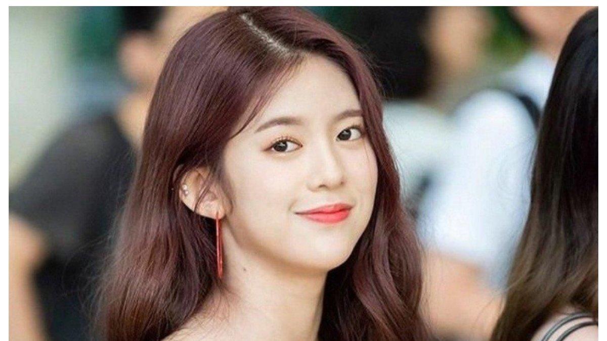 DAISY EKS MOMOLANF BUKA BUKAAN TENTANG OPERASI PLASTIK - Daisy Eks Momoland Bongkar Rahasia! Idol K-Pop Diam-diam Jalani Operasi Plastik Saat Hiatus? Ini Pengakuan Mengejutkannya!