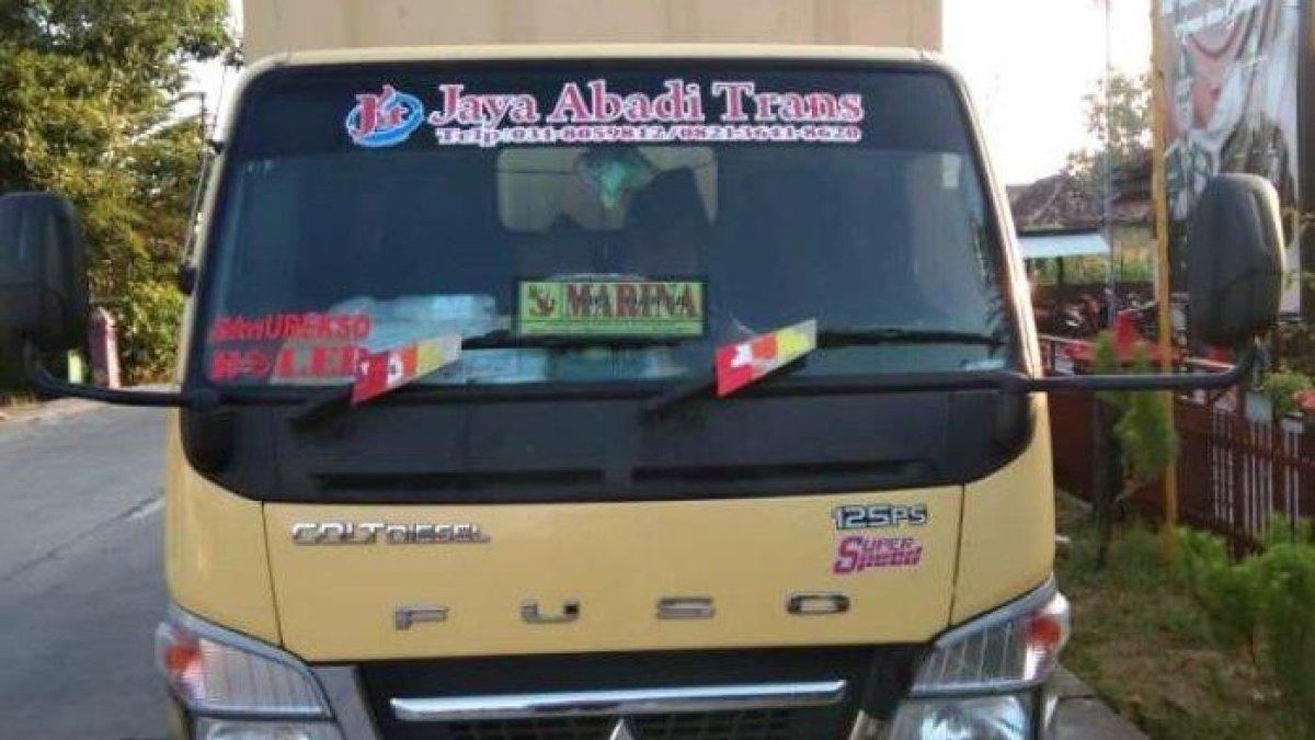 KBM Truck box warna kuning yang di kemudikan M Dian.