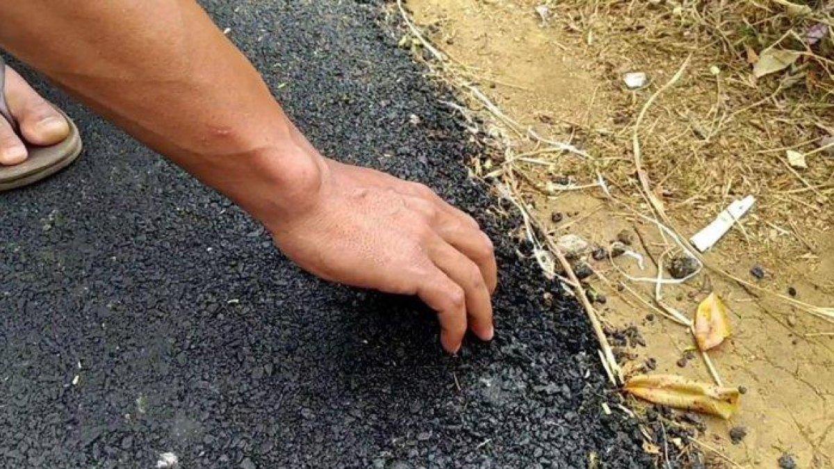 Kades Gentinggunung Kendal menjawab masalah aspal jalan desa gampang pecah saat diremas pakai tangan dikarenakan proyek pengerjaan belum selesai
