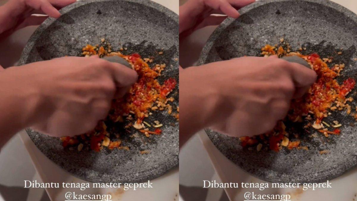 Kaesang Pangarep Ulek Sambel dengan Semangat