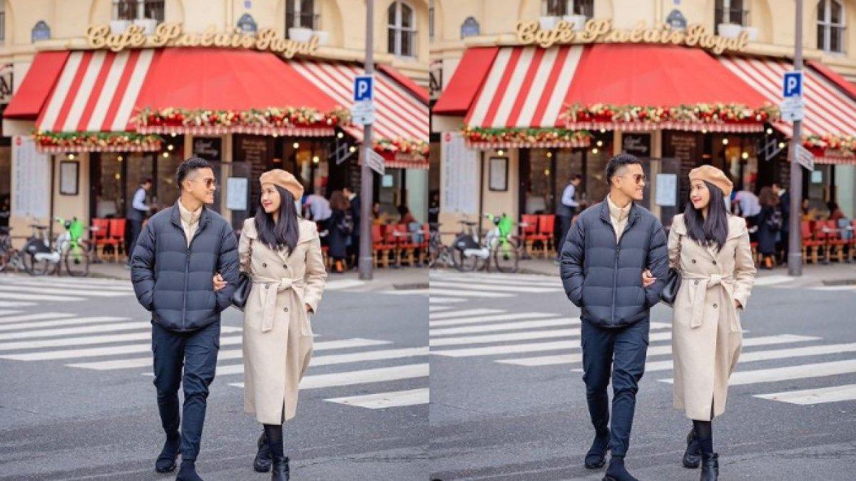 Kaesang Pangarep dan Erina Gudono berfoto di depan Cafe Palais Royal di Paris, Prancis.