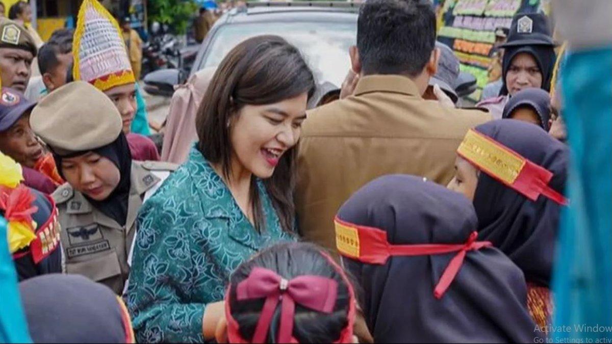 ADU GAYA SELVI ANANDA DAN KAHIYANG AYU - Kahiyang terlihat mendampingi Bobby Nasution mengenakan seragam PKK berwarna hijau dengan motif batik floral.