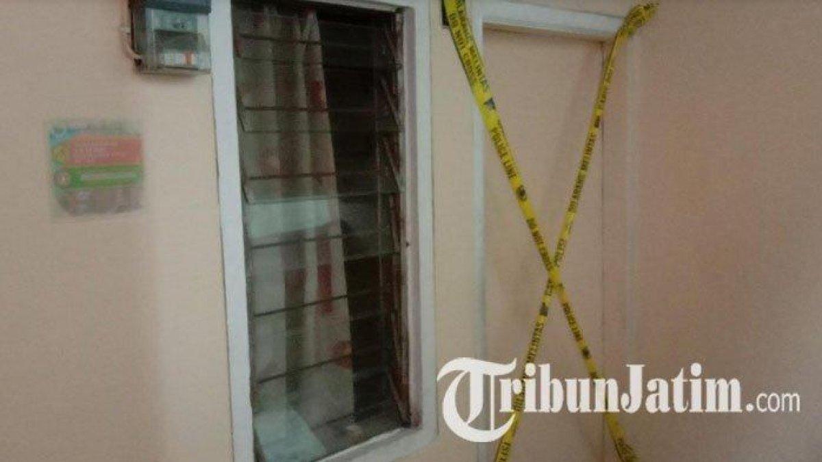 Kamar kos yang ditinggali terduga pelaku pembunuhan dan mutilasi berinisial AR, yang berada di Jalan Sawojajar, Kecamatan Kedungkandang, Kota Malang, terpasang garis polisi, Jumat (5/1/2024).