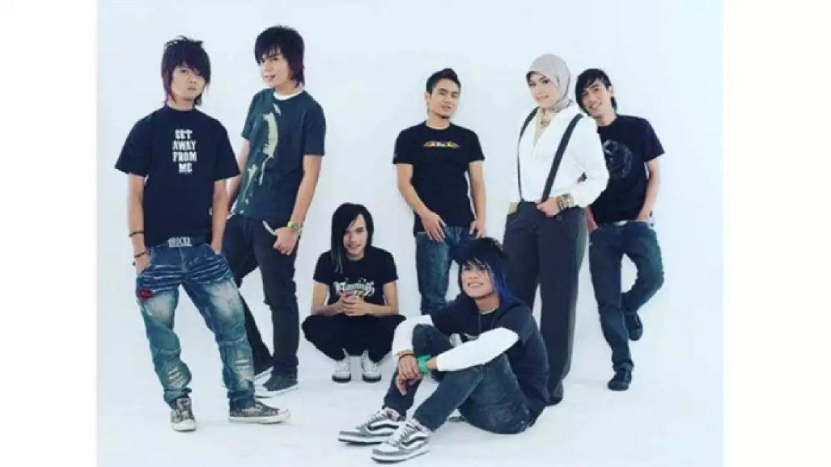 Eren Hill bersama para personel Kangen Band dulu.