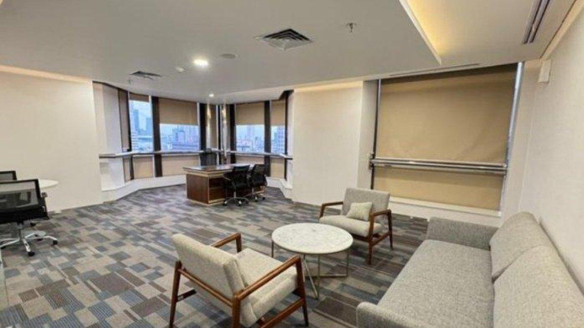 Kantor baru Raffi Ahmad didomansi warna krem pada dindingnya